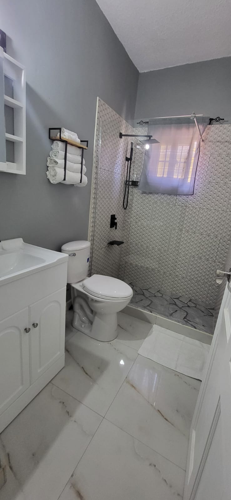 2 BED ROOMS / WITH COMPLIMENTARY BREAKFAST