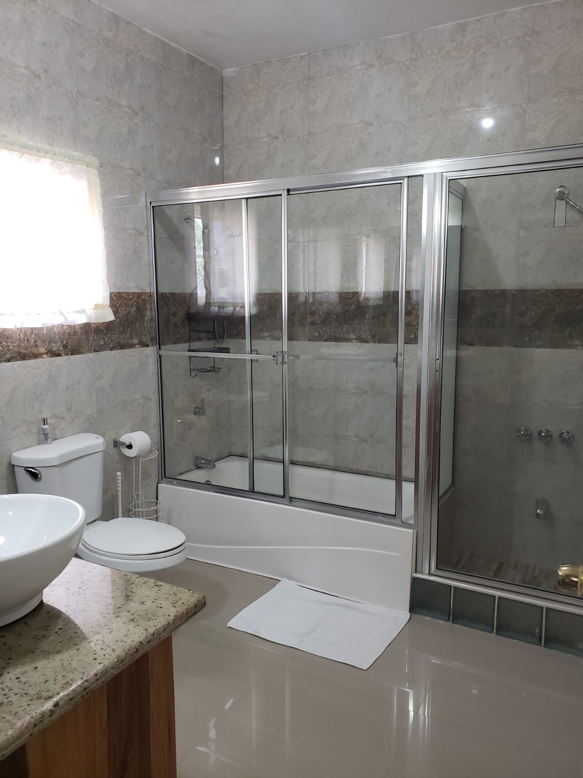 LARGE ONE BEDROOM $100USD / 14,000JMD