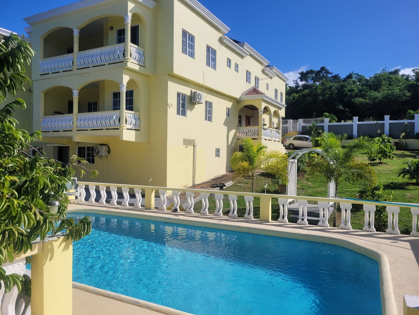 LARGE ONE BEDROOM $100USD / 14,000JMD