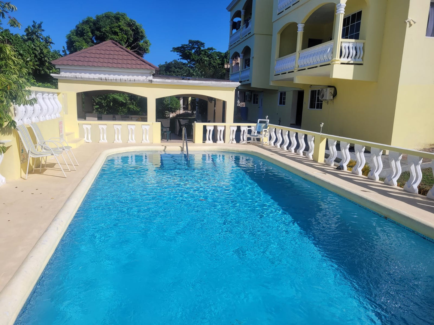 MEDIUM ONE BEDROOM $90USD / 13,000JMD